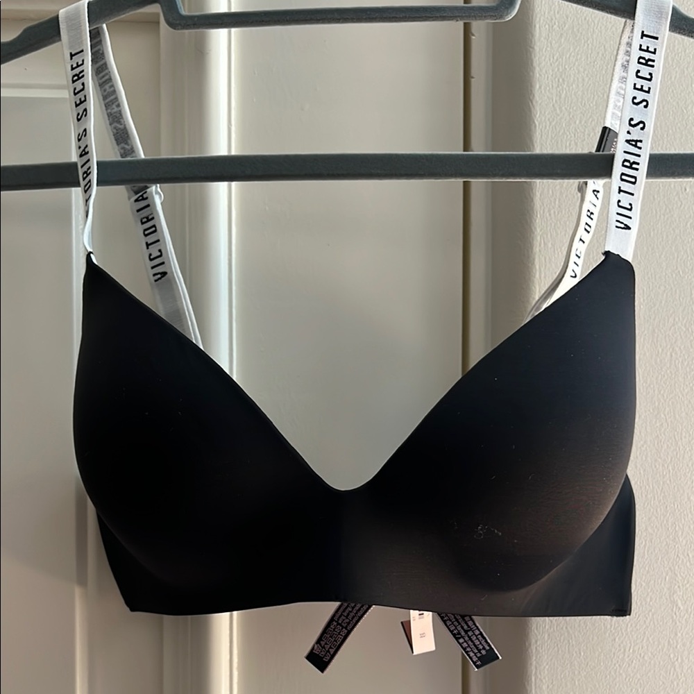 Victoria's Secret Black t-shirt Bra with Adjustable Straps and Sporty Design 32D